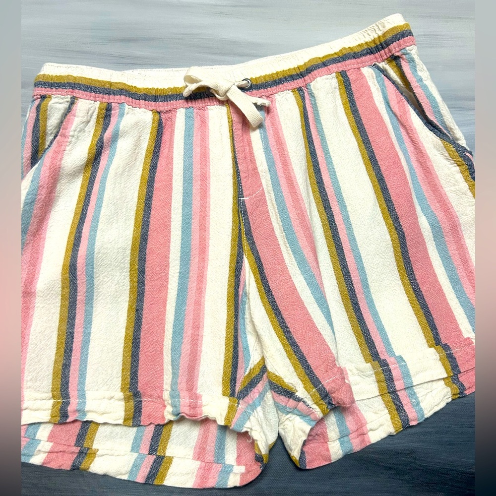 Juniper & Lime - Medium women’s linen blend shorts with pockets.